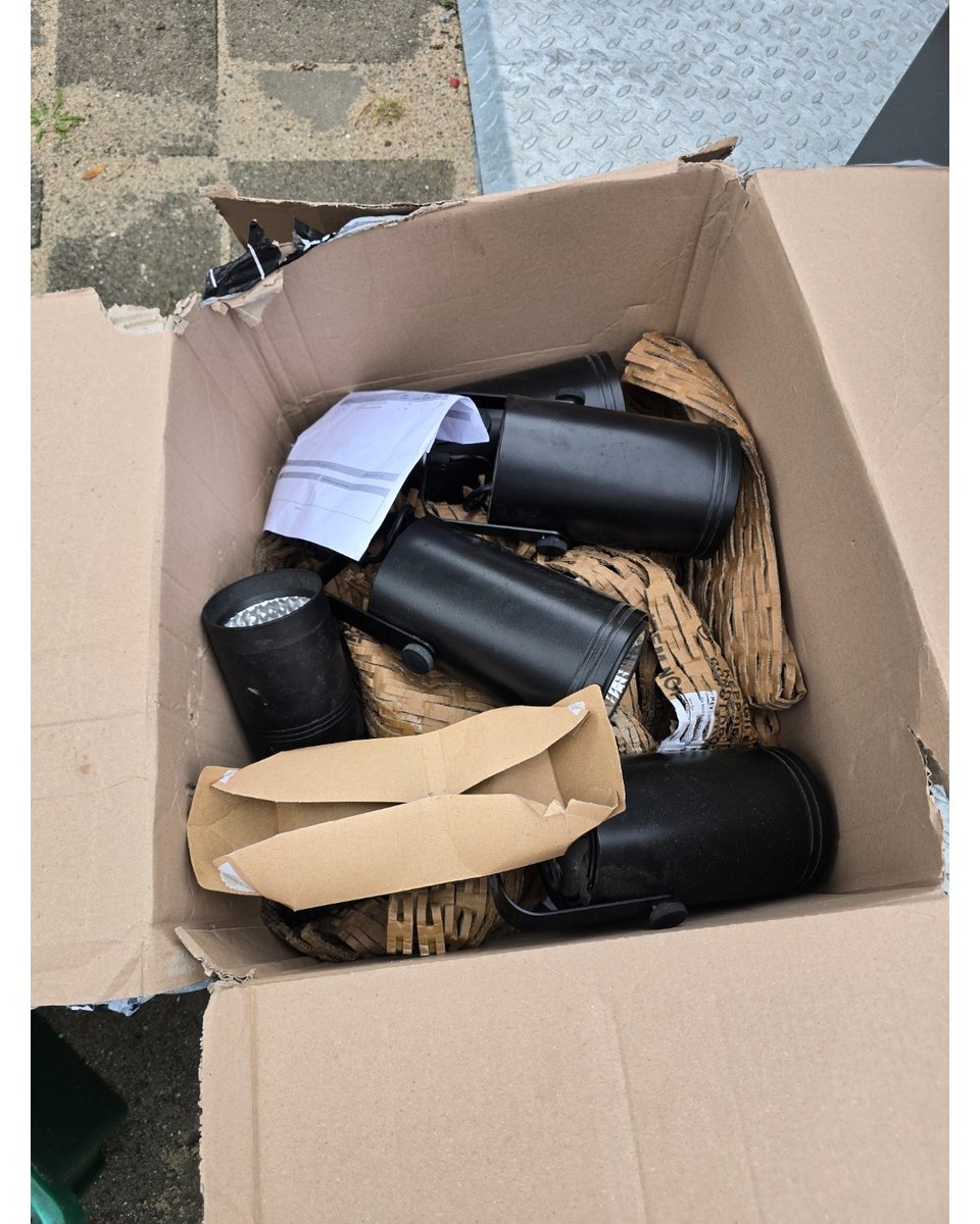 Doos met allemaal nieuwe lampen, pakbon van juli 2025