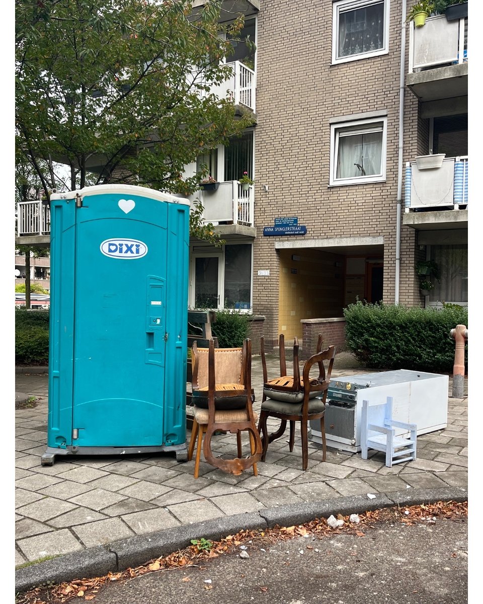 Multiple vintage chairs in good consition