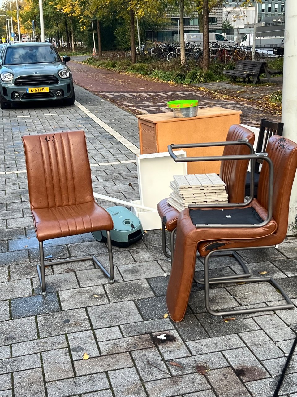 Stoelen en ladenkastje