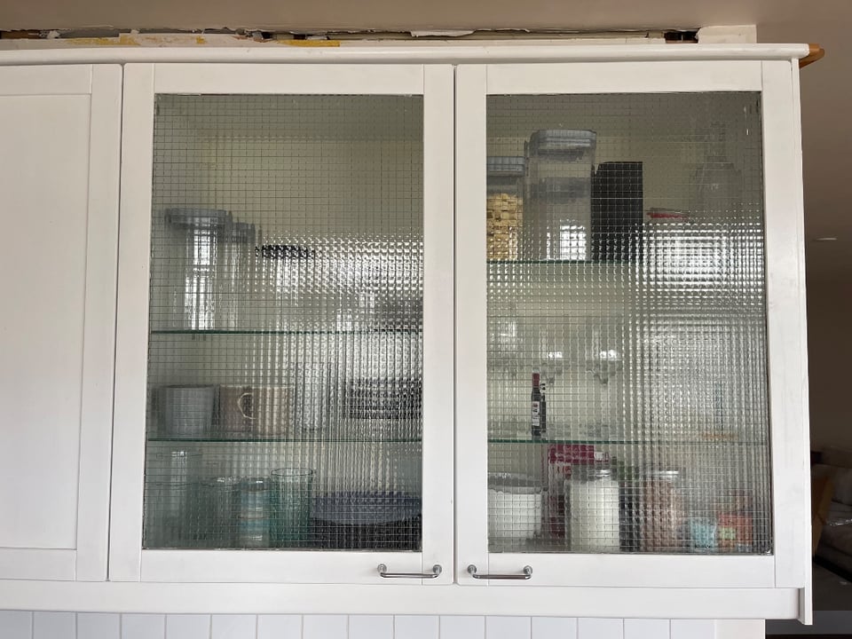 Kitchen with pretty cabinets, only oven door broken, take out yourself before 20 november, dm for more info