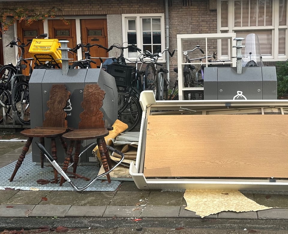 Ikea kast (Auping?) ledikant en twee unieke stoelen