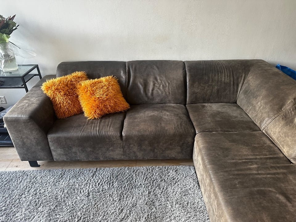L shaped couch for pick up!
It can be split into 2 pieces