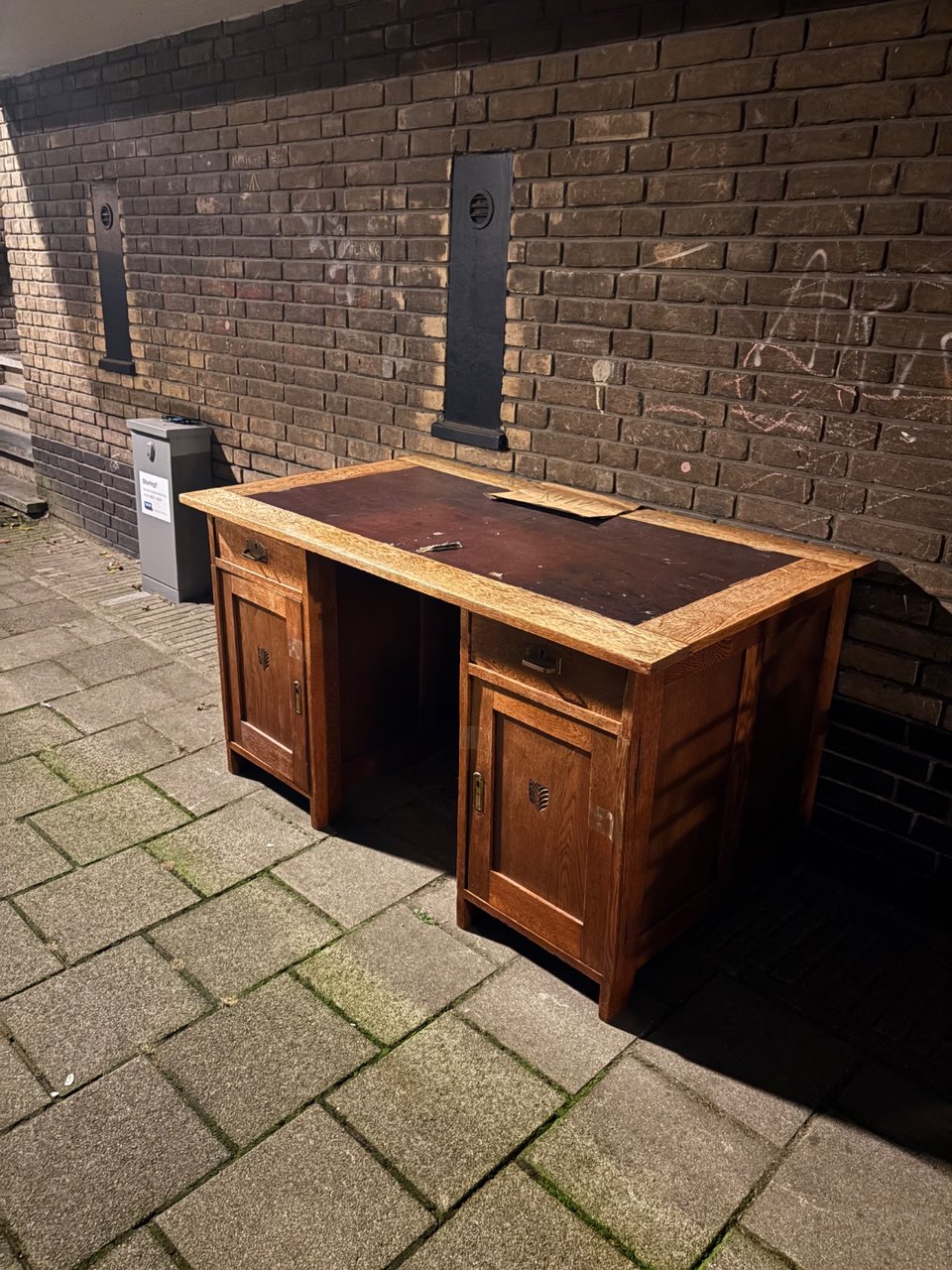 Wooden old school desk. Is not heavy and can be detached in the seperate compartments without undoing screws or anything into 2 seperate side closets and the top desk. Has a sign free to take