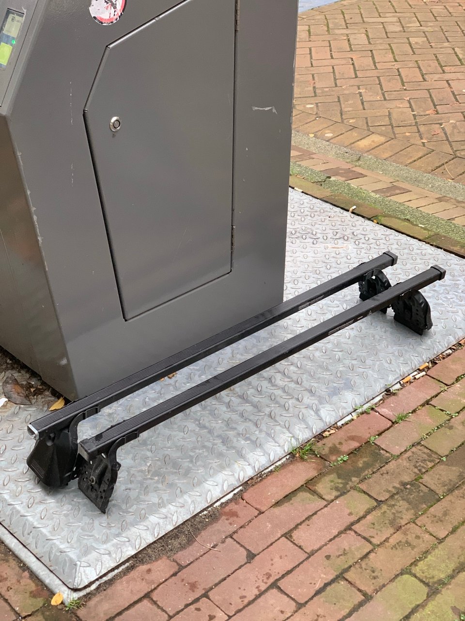 Things go on top or the car i think?