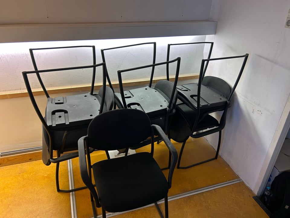 xerox workplace 7125 printer.

7x conferentie stoelen zwart.