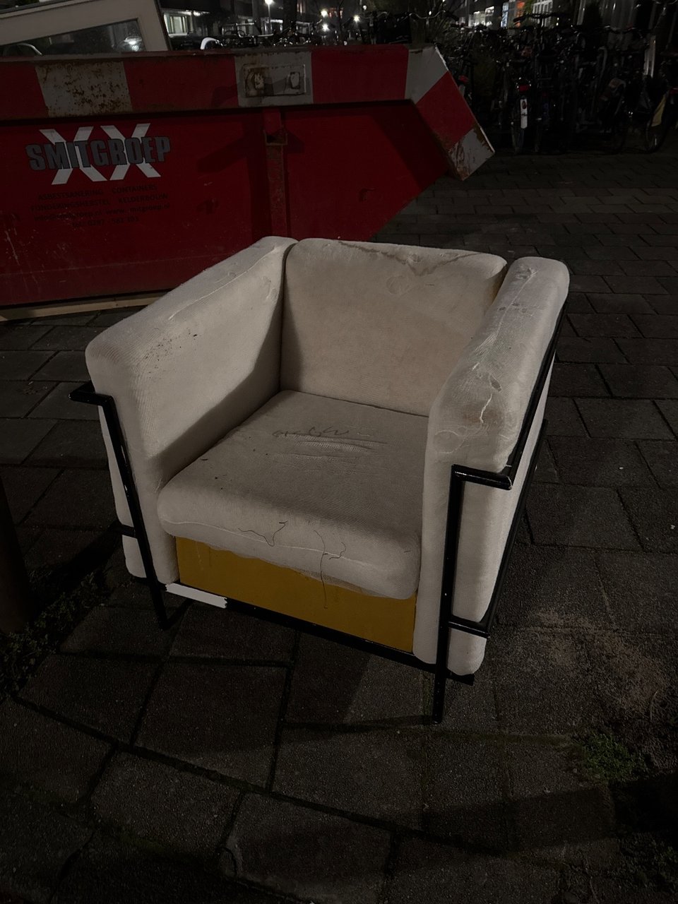 Interesting chair, pillows in questionable state