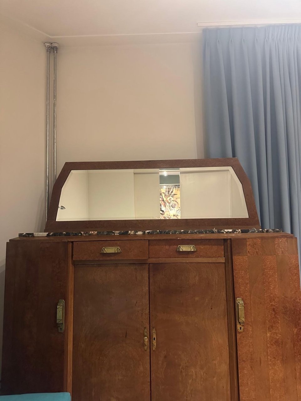 Het adres is Maritzstraat 12 Amsterdam oost
Lengte 165,3 cm
Hoogte zonder spiegel 106 cm
Breedte 54 cm
Hoogte met spiegel 157,5 cm