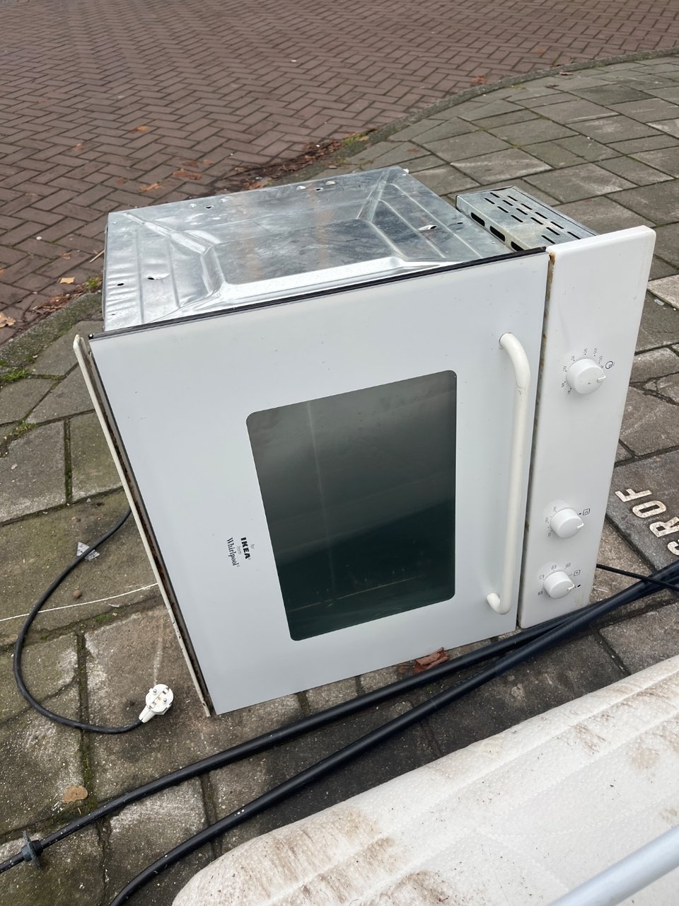 Working oven and table leg for round table.