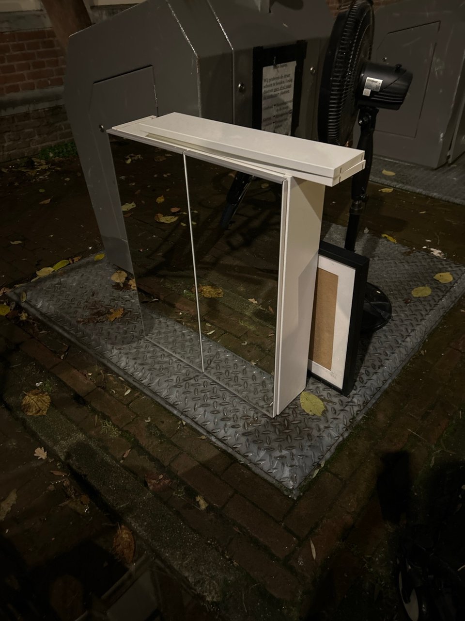 One bathroom cabinet and office drawer 
Corner saxendurger dwarsstraat