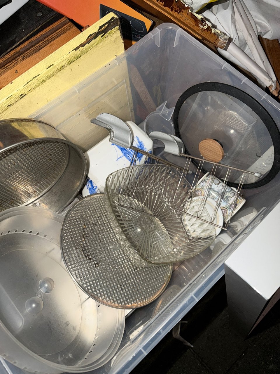 Some nice tableware & books