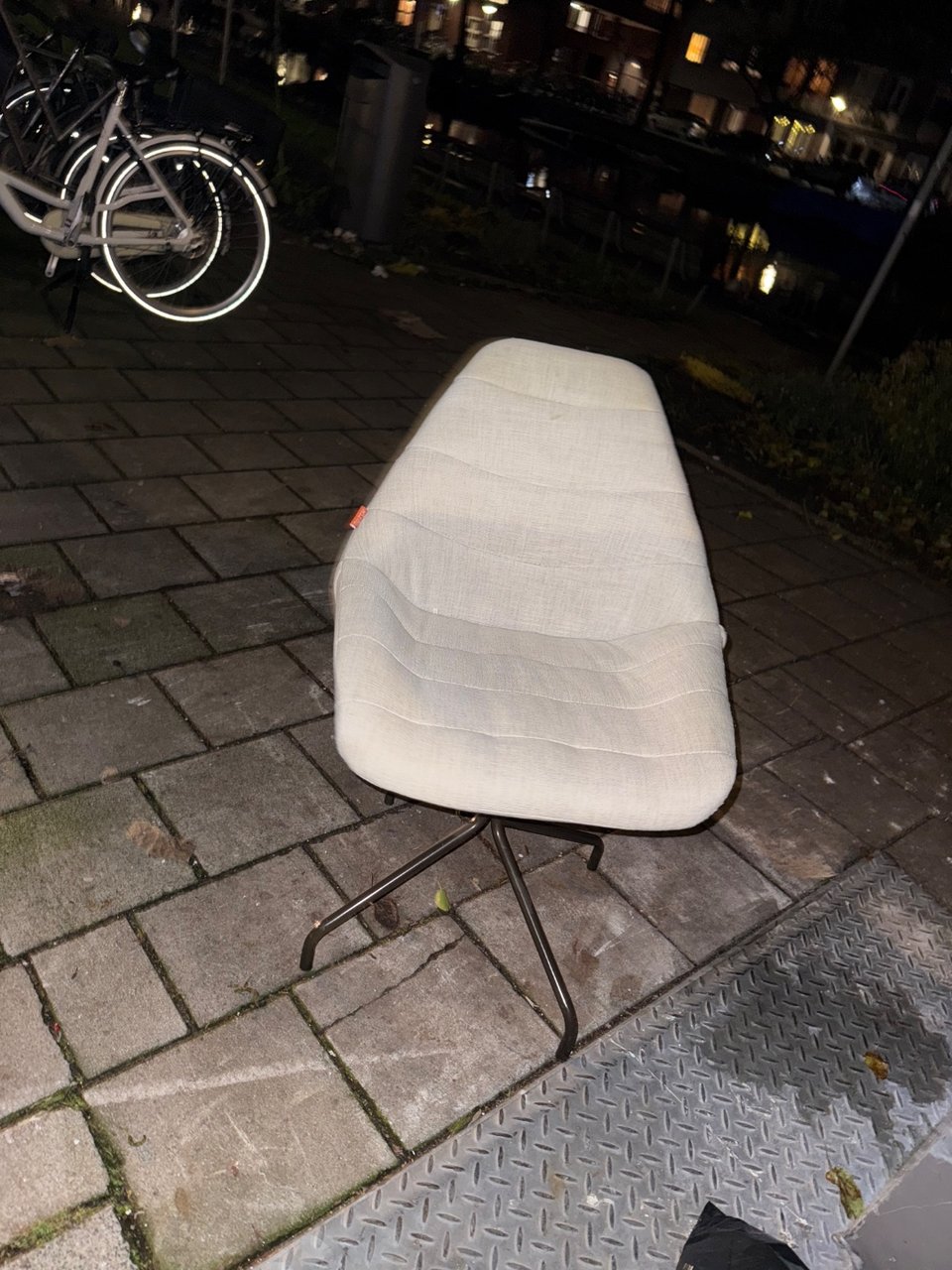 Draaiende stoel van stevige kwaliteit. Licht grijze stof. Goede staat!