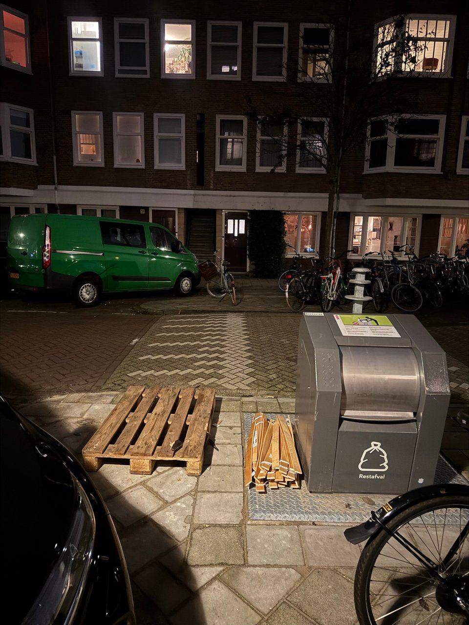 Pallet en twee eenpersoons lattenbodems. 17:40.