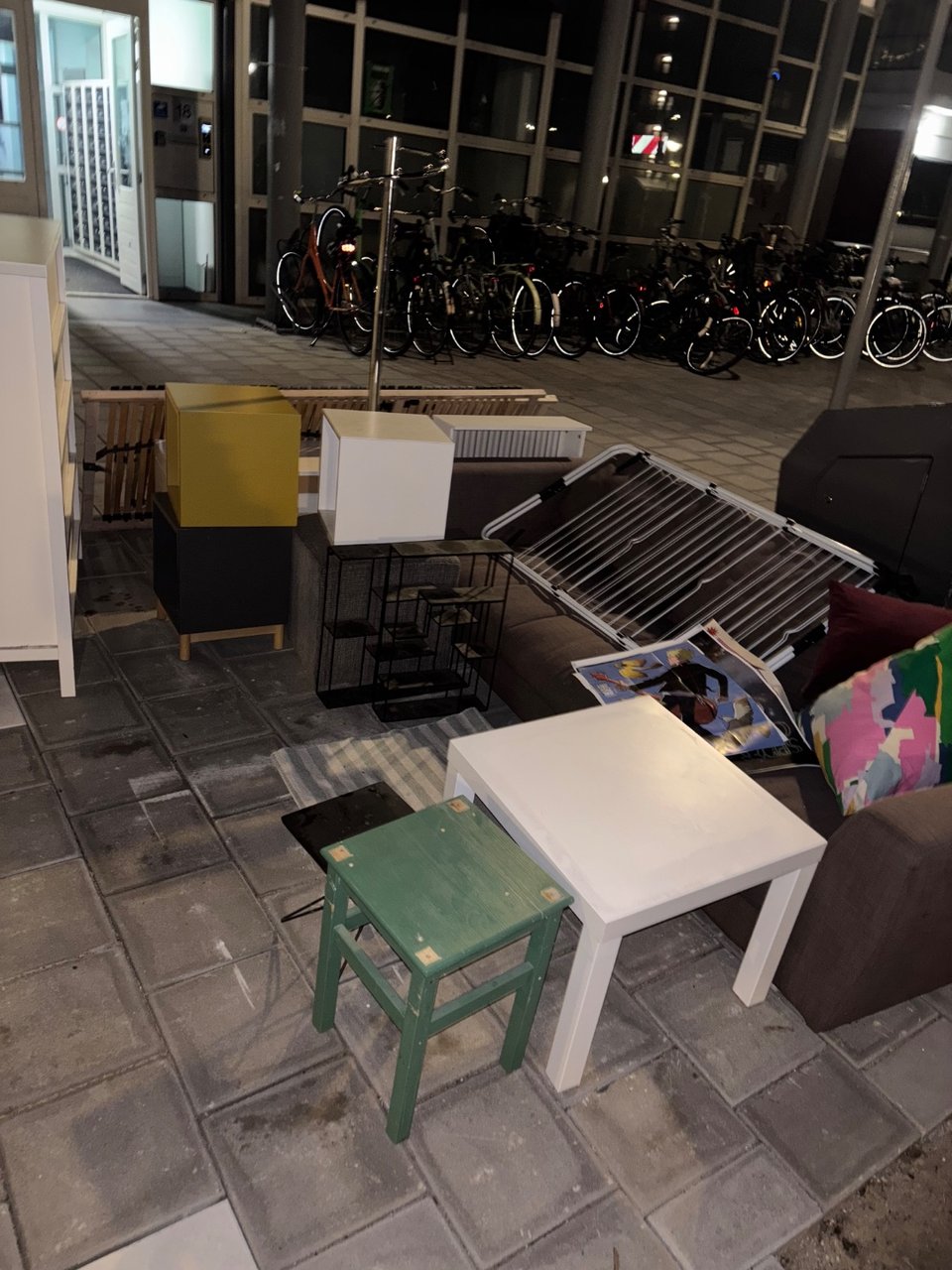 Moving out sale everything for free!!!
- Bed lattices 2x70x200cm. 
- Coat rack with drawers. 
- Nice cabinet with drawers. 
- And several small items 🤠