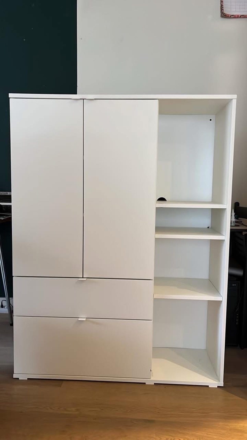 White Ikea closet, only used for 5 months. 
140 x 105 x 37 cm

Pick up today before 16:00!
