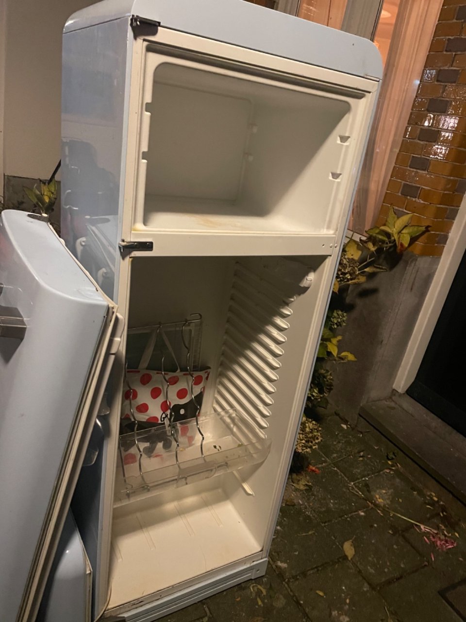 Kapotte smeg koelkast, schinkelkade 40