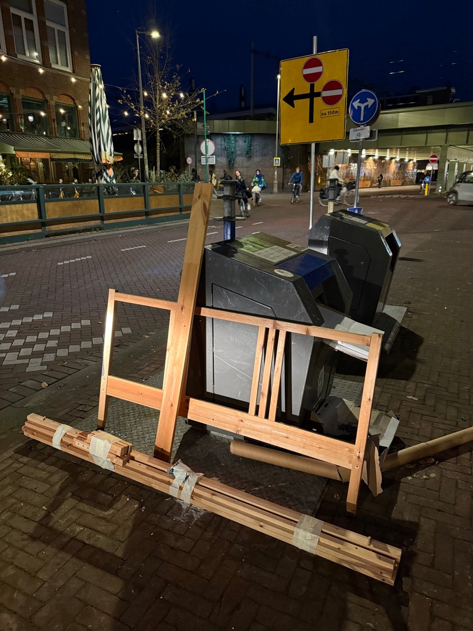 Bed frame, complete with screws 
(Aprox 150 cm wide)