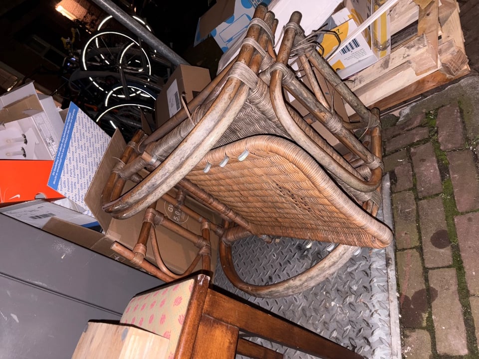 2 lamps, 1TV, 2closets, 1 pianobench, 1 rotan lounge chair