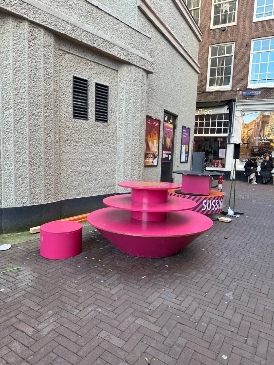 Display / winkel ‘podium’ ook leuk voor kerst NY feest deco. In steeg achter Zara centrum.