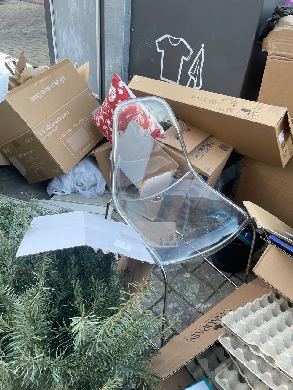 Nice transparant plastic chair with metal frame, seems in good shape