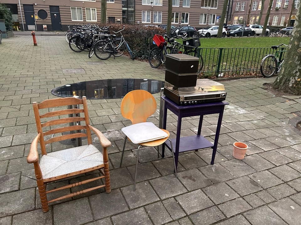A glass table, 70’s philips record player (cassette & radio included), 2 chairs, 1 sidetable