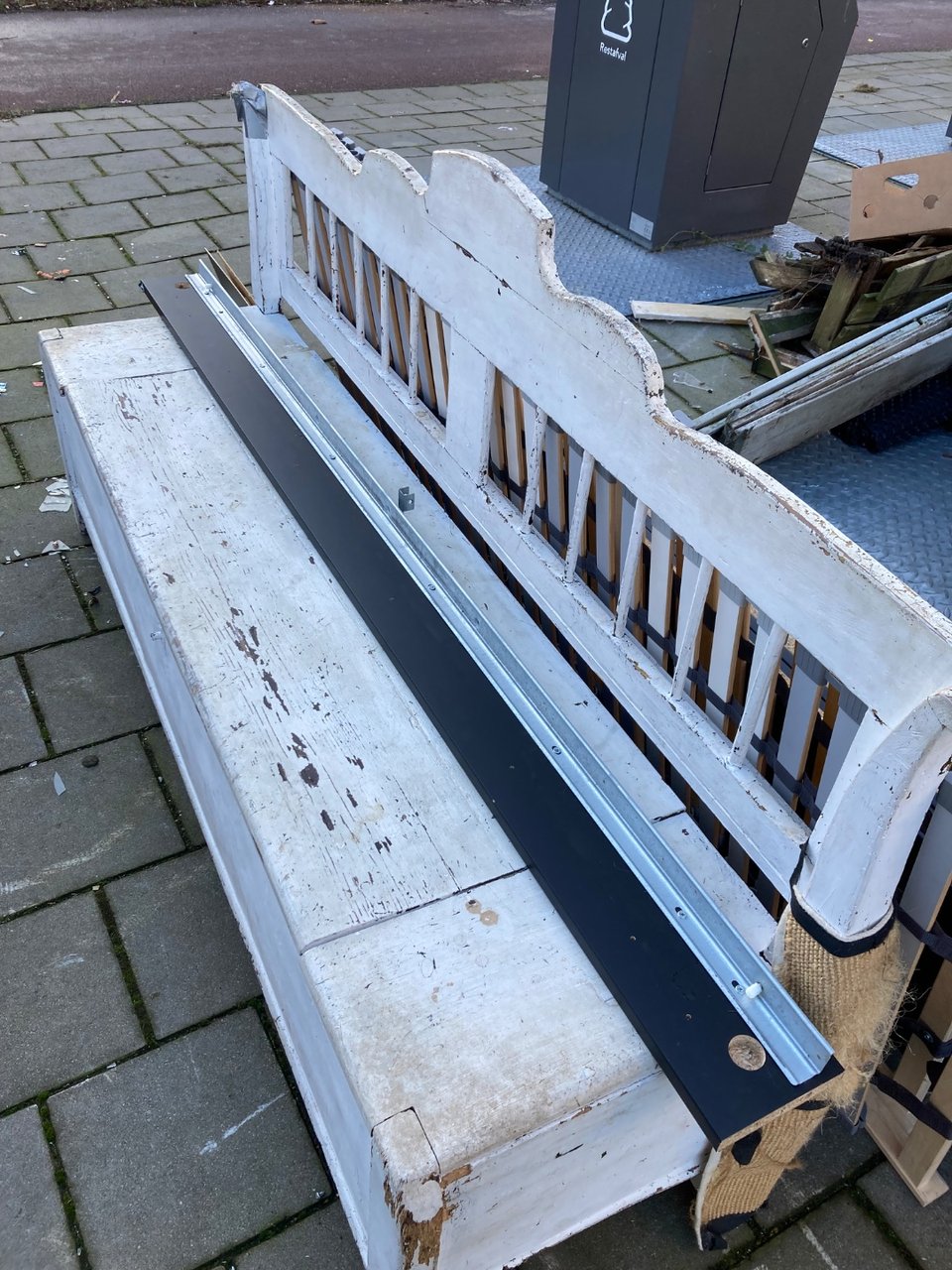 Heel leuke grote oude bank met klep voor opbergruimte. Een beetje als krabpaal gebruikt maar dat mag de pret niet drukken 😺