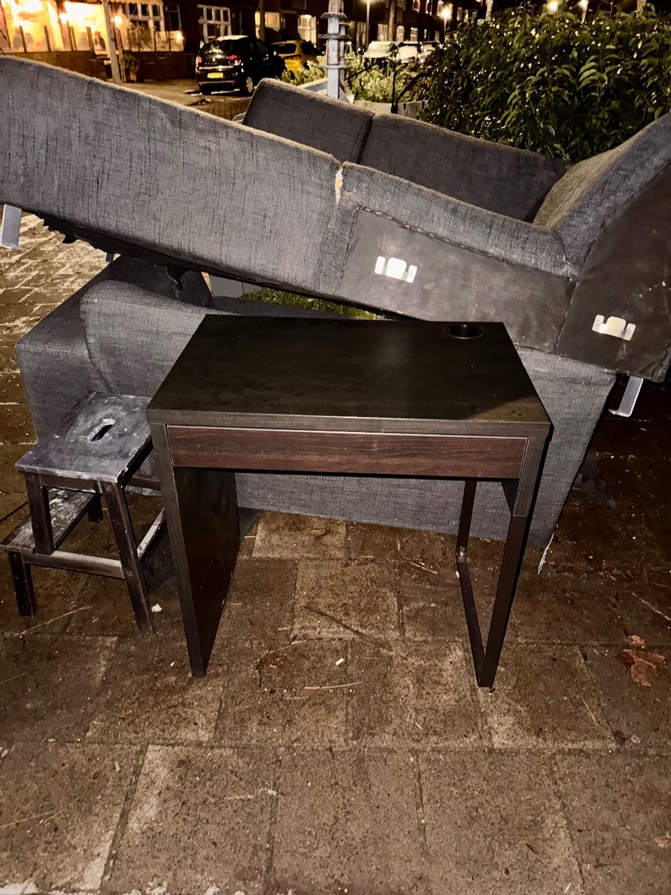 Diverse spullen waaronder bureau