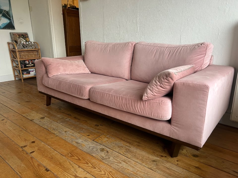 Mooie roze fluwelen 3-zits bank te koop. De bank is 220cm breed, 90cm diep en 75cm hoog. De bank moet weg vòòr 07/01