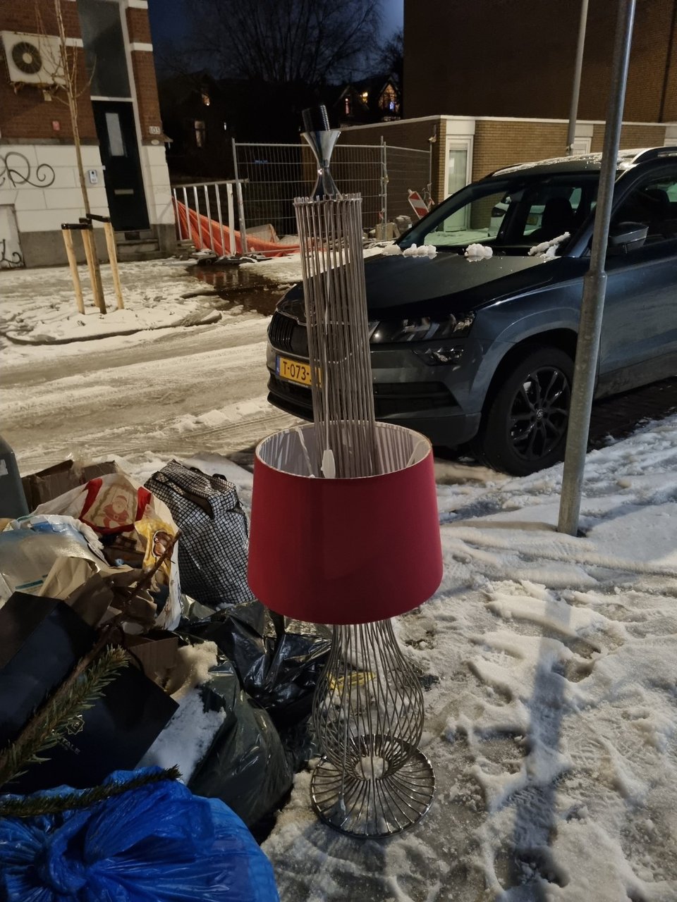 Metal structure floor lamp in seemingly good condition