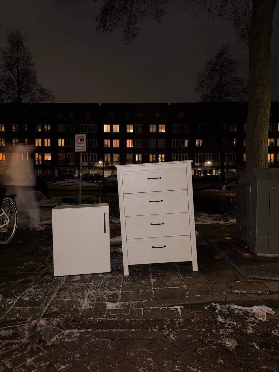 Ladekast, mooi design, boven blad beschadigd. Met beetje liefde weer helemaal als nieuw. Lades werken top