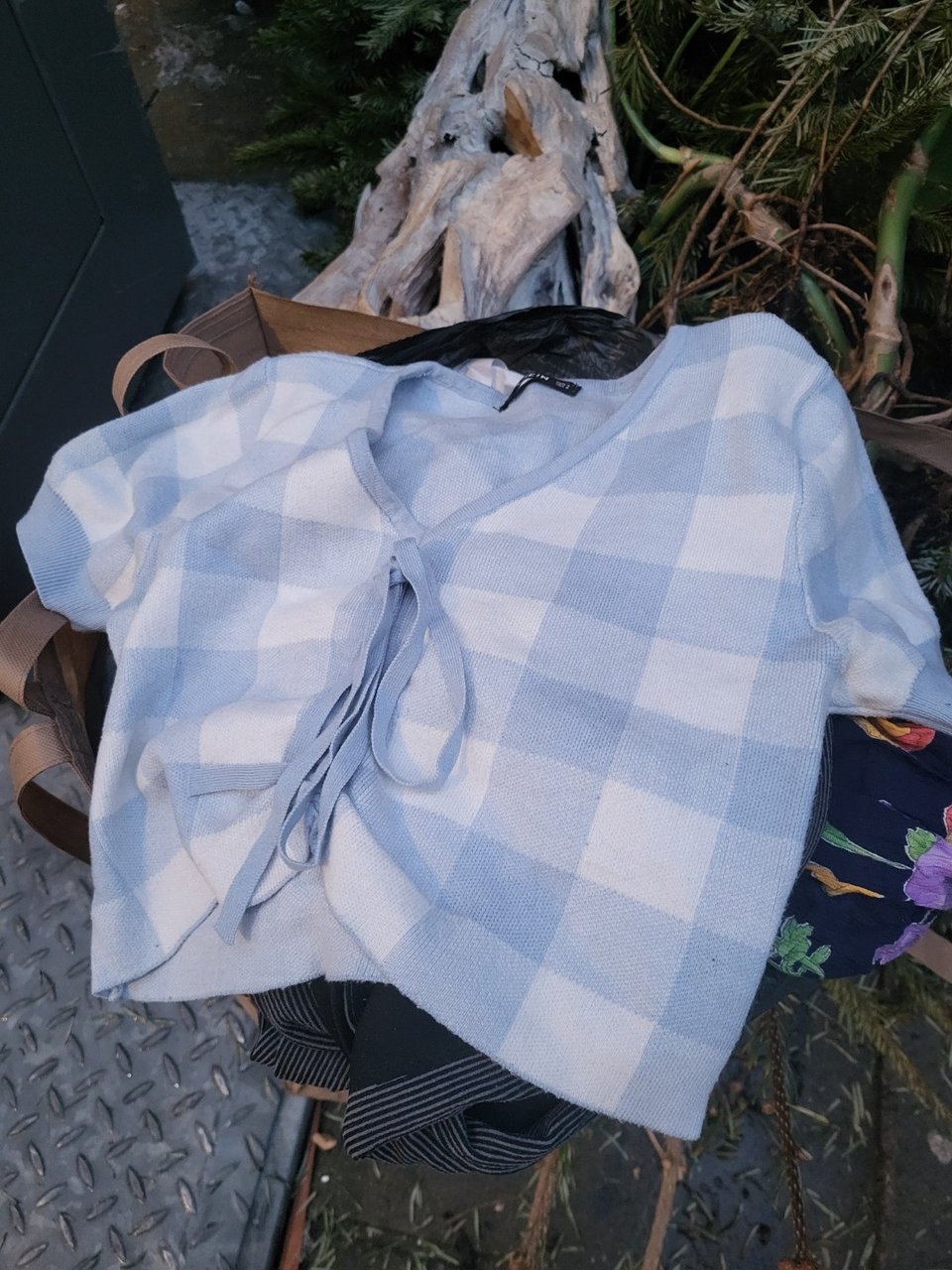 Tas met kleding, kleine maat (36-38). Ik heb het mee naar huis genomen. Daar kan je het ophalen, als je interesse hebt.