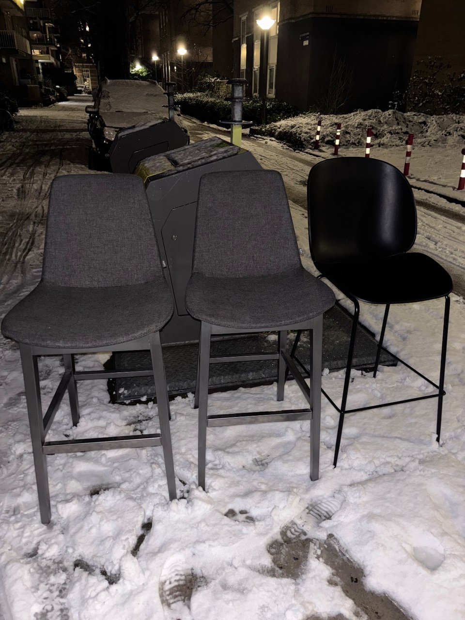 3 krukken, 2 grijs/stof 1 zwart/kunststof