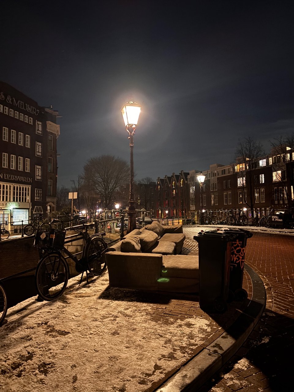 Volledige bank, met 4 gedemonteerde pootjes die je er weer terug op moet schroeven. Pootjes liggen tussen de kussens!