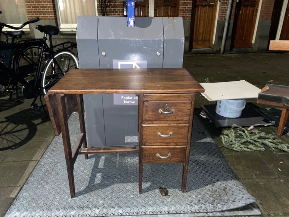 Antiek bureautje, gaat morgenochtend opgehaald worden. Nog in hele goede staat! Met uitschuifbaar deel en drie lades.
