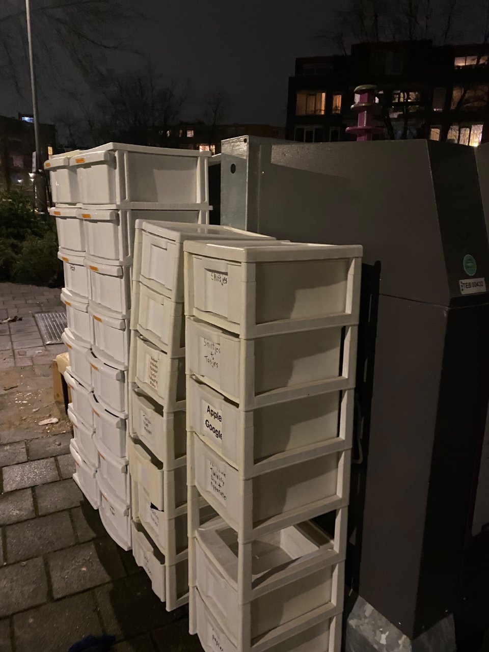 Circa 30 opbergbakken inclusief rekken, stapelbaar