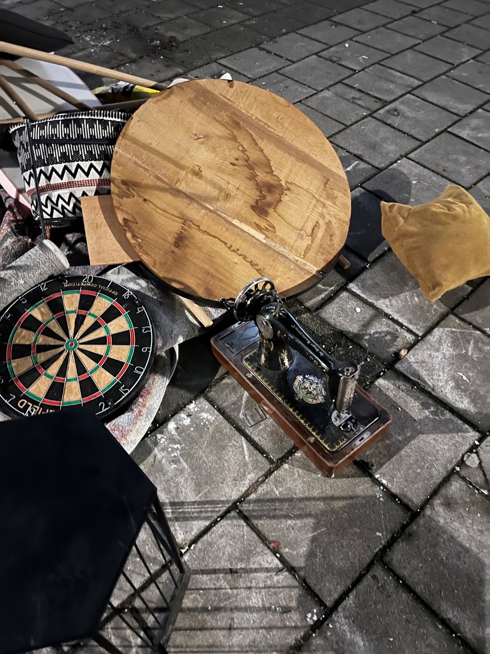 Beautiful singer machine with cover!