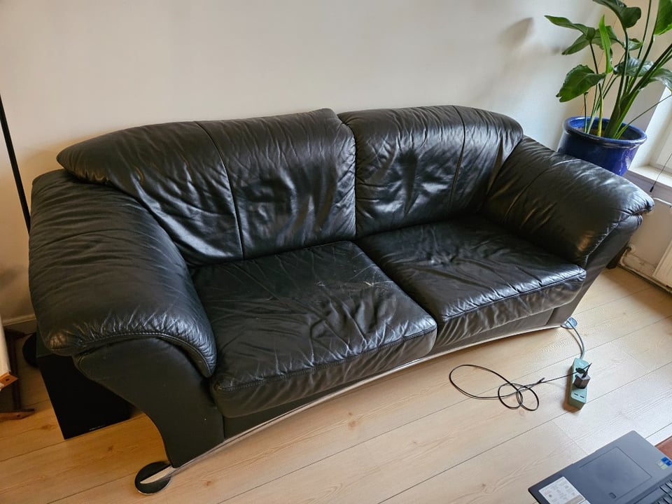 3 zwarte leren banken (wisselend in grootte) gratis op te halen op Gerard Douplein 8, 2e verdieping!