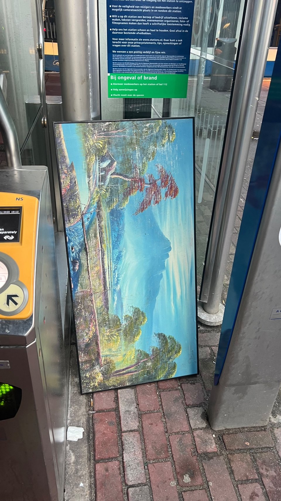 Schilderij bij ingang van treinstation Lelylaan bij de trams.