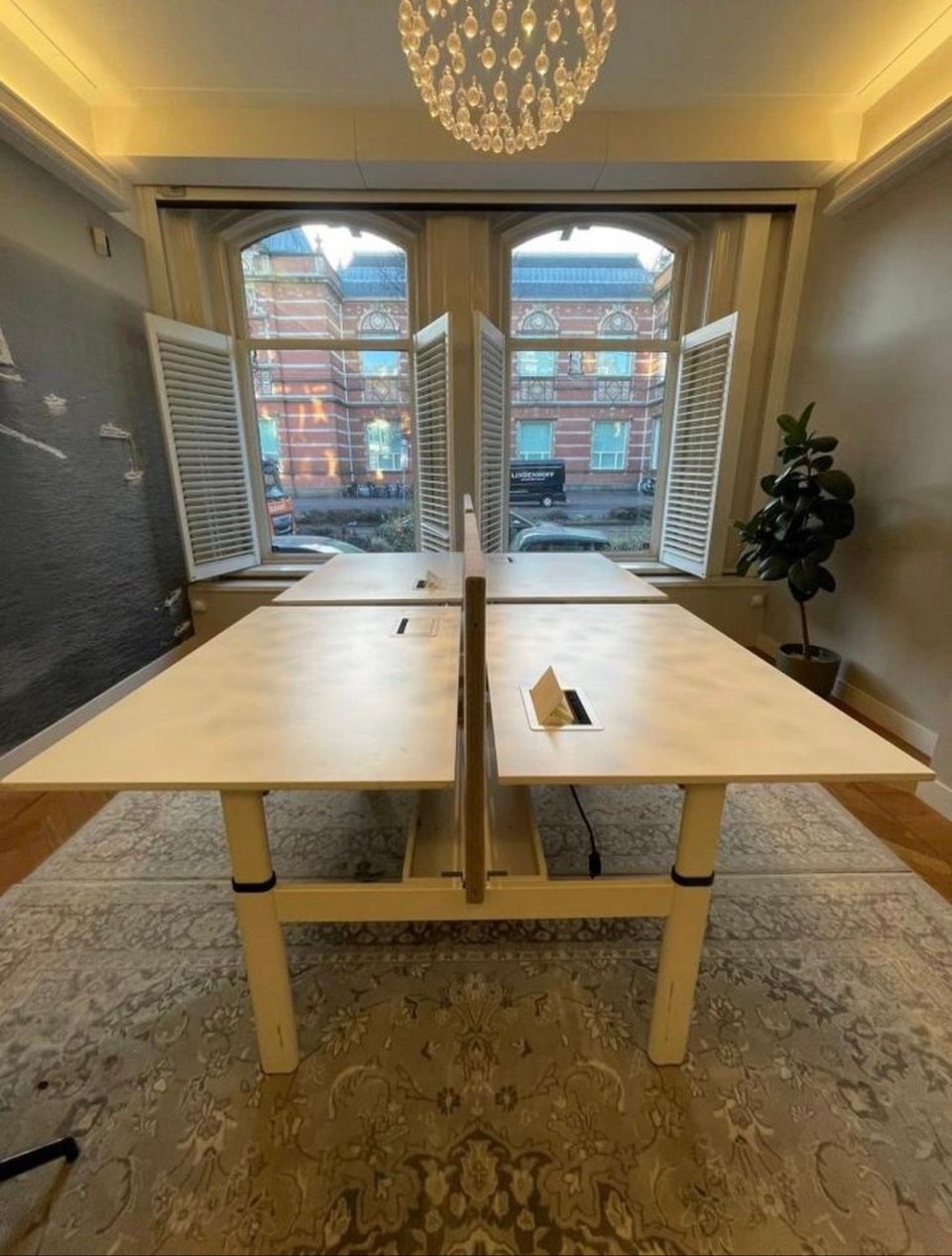 2x 2 verstelbare bureau's (gebruikt)

Lengte = 120cm
Breedte = 170cm

Tussen schot zit er ook bij.

Graag zsm ophalen in Amsterdam - buurt Museumplein, de bureau's zijn al los gehaald, moeten alleen nog 1 trap naar beneden getild worden.