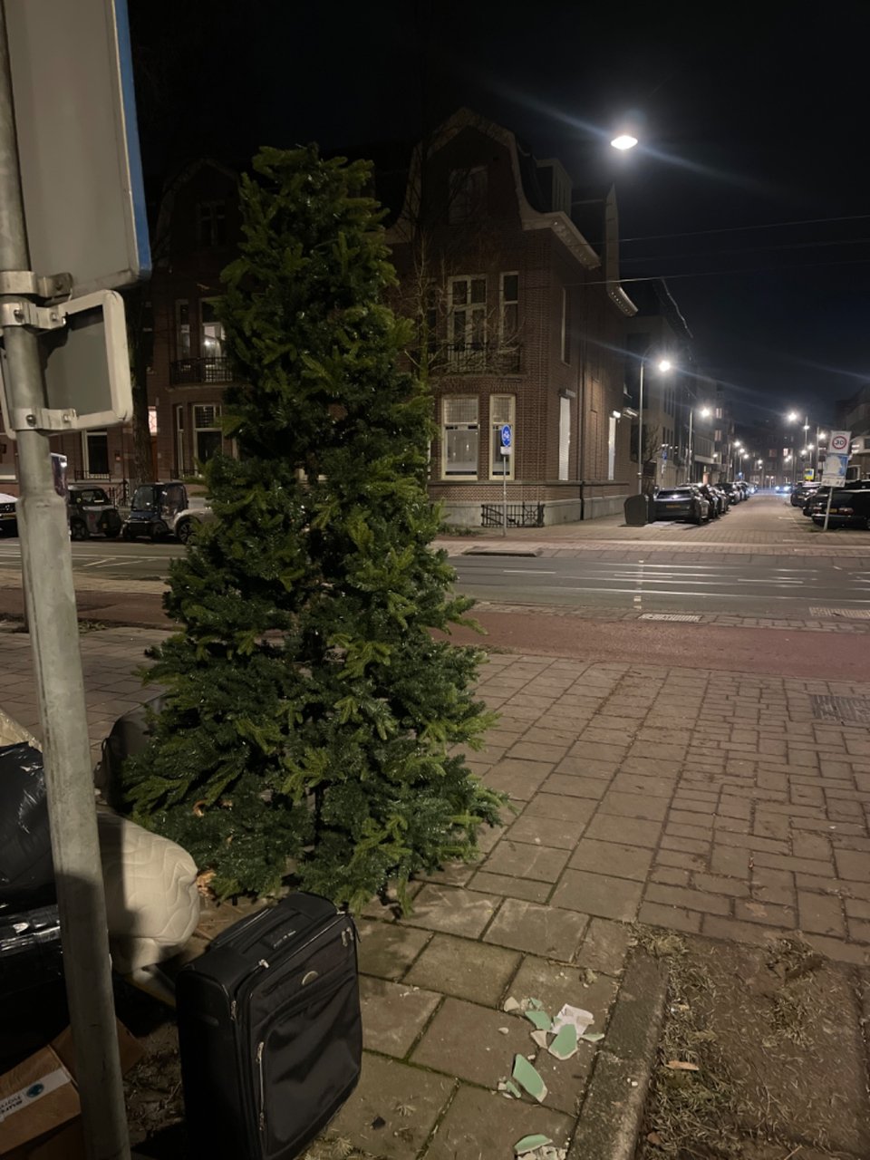 Fake Christmas tree 2,5m and down feather bed sheets 3x looks like 2x2 and small black suitcase
