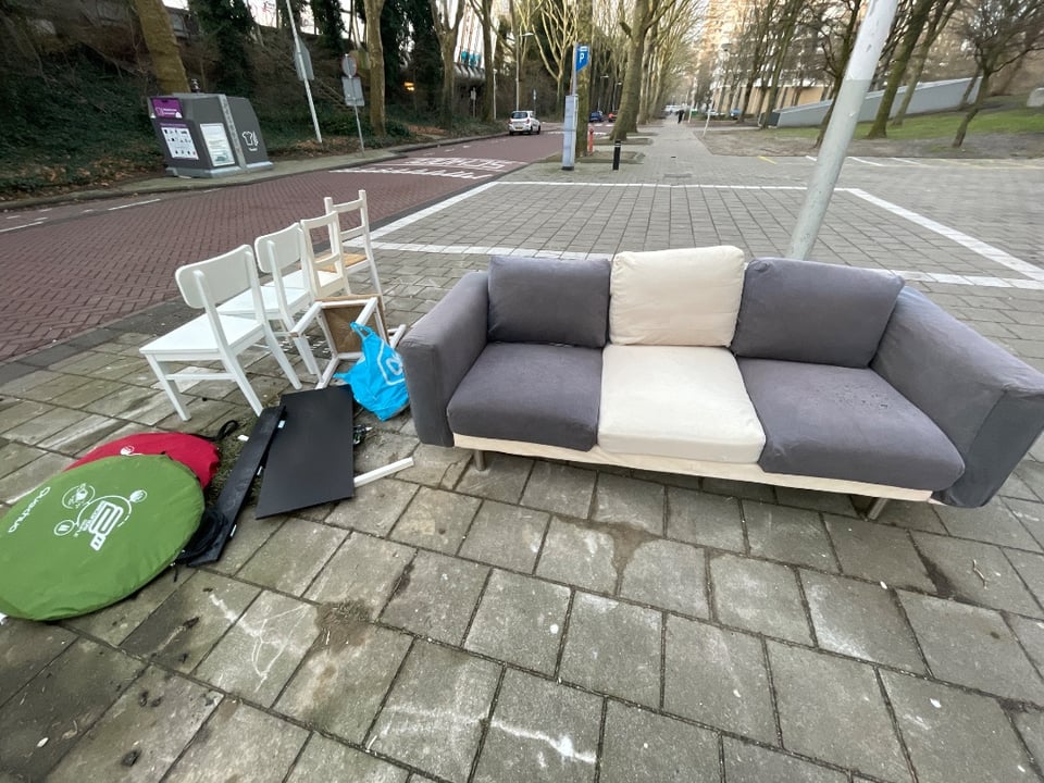 Ikea bank
Quechua tentjes x 2
Witte stoelen x 5