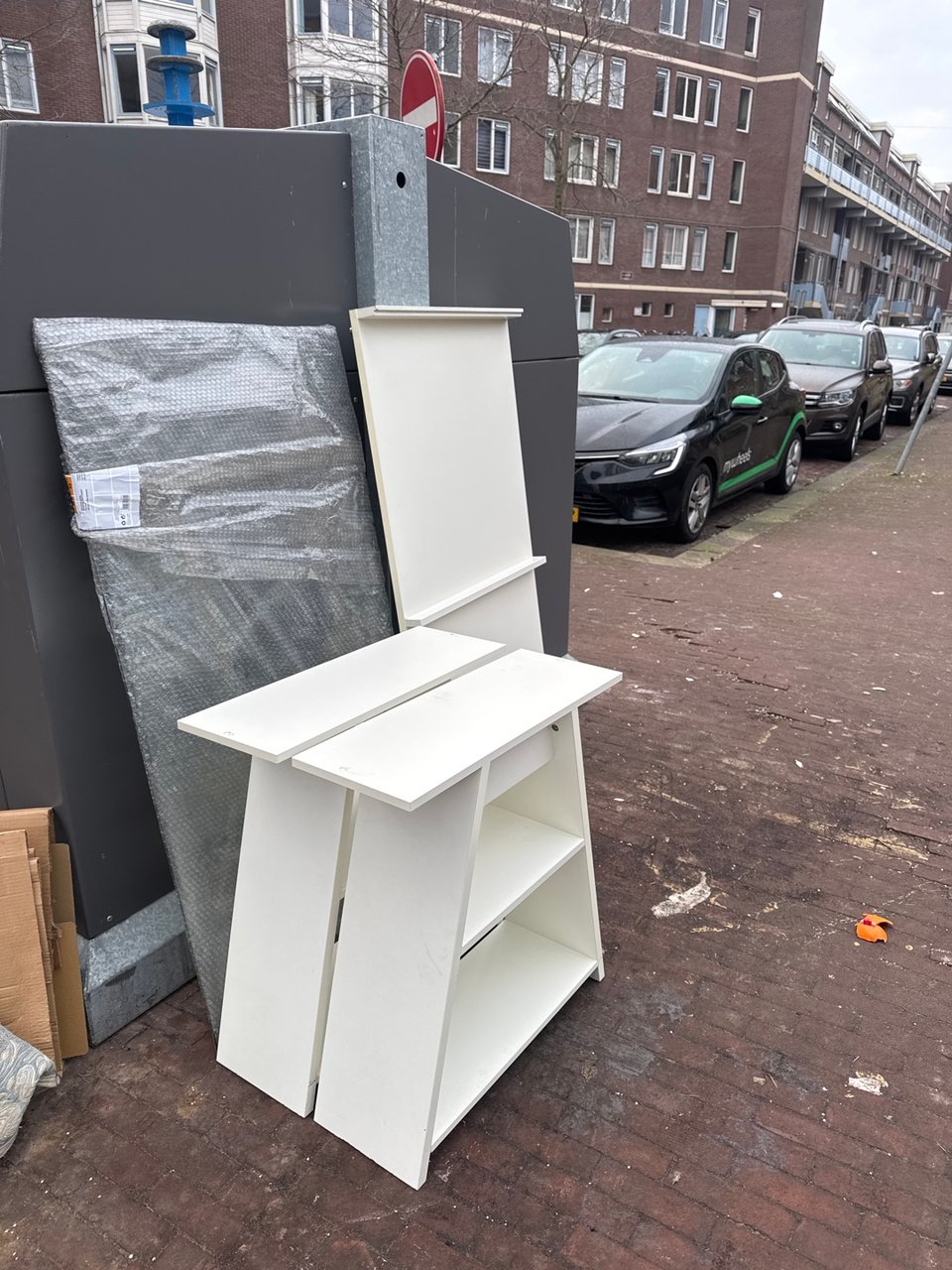 Bureau wit ikea met glasplaat ingepakt