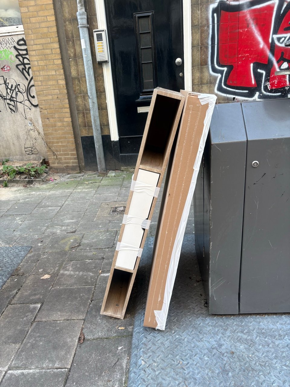 Bureau kan meegenomen worden, onderdelen zitten in de doos die ernaast staat