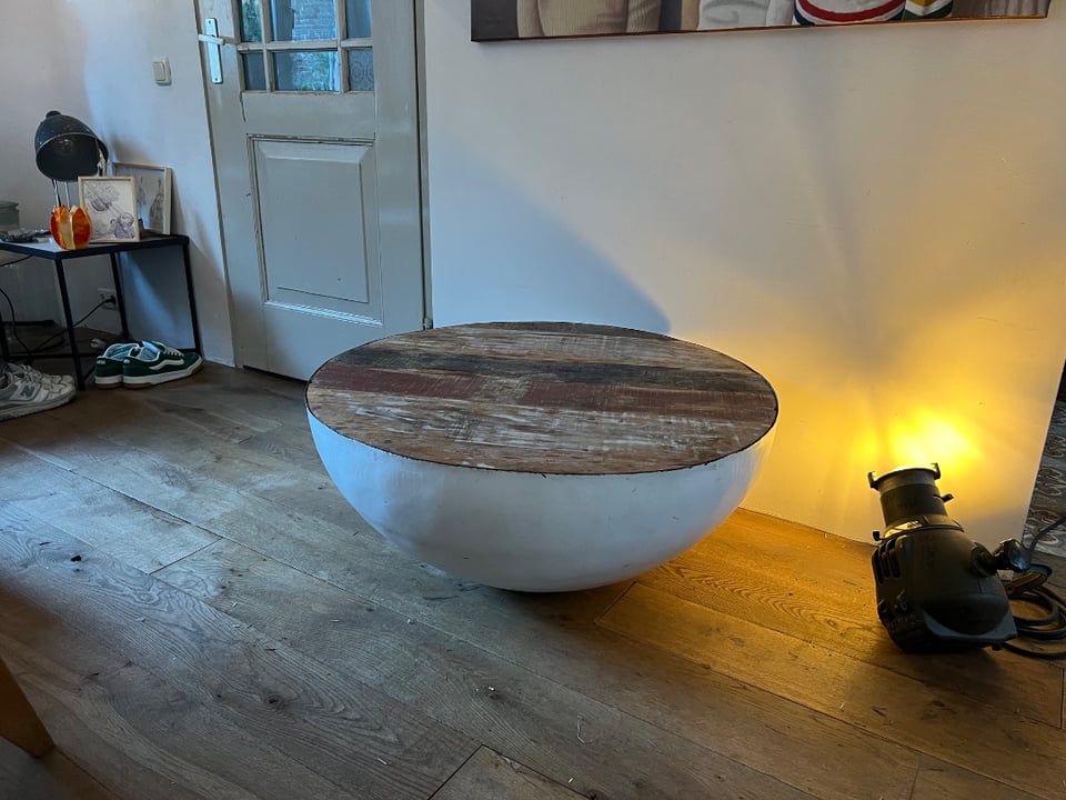Leuke tafel! Ik denk door iemand zelf gemaakt. Diameter 90cm hoogte 40cm