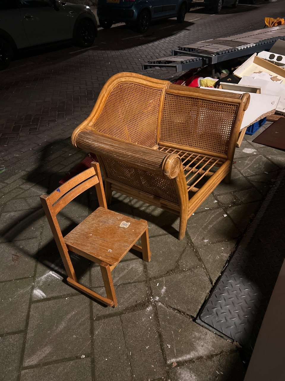 Leuke stoelen! En schattig kastje