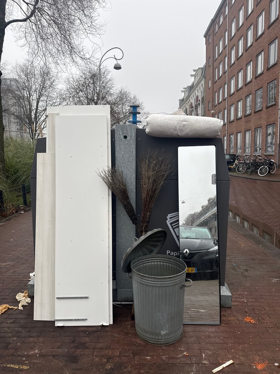 Spiegel, matje, kast lichtgrijs, emmer, tuinslang en heksen vervoer