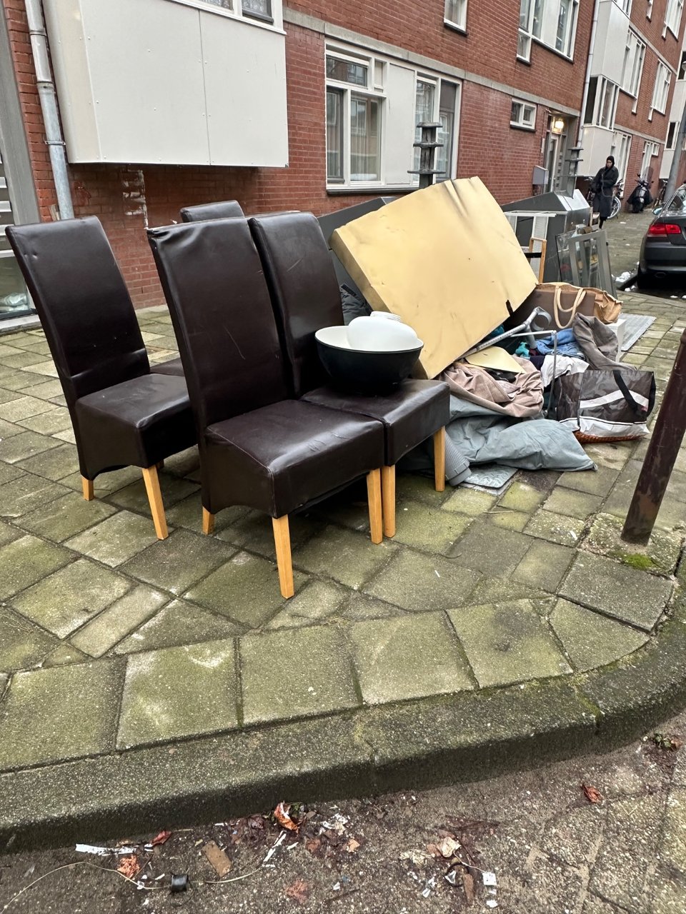 5 leather chairs, a table, 2 pallets and some other stuff.
