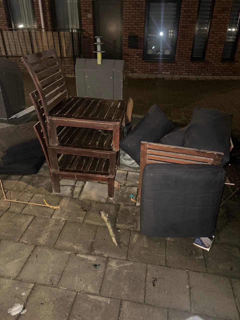 Vier houten tuinstoelen met bijpassende kussens, stoelen zijn een beetje versleten maar nog prima, kussens ook!!