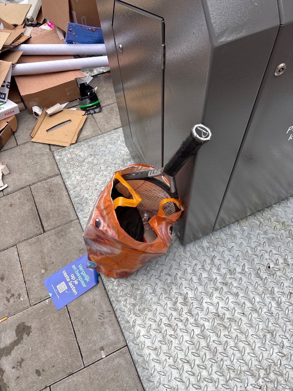 Bag with random stuff: a.o. Bluetooth box, unused tattoo machine, tennis racket, binoculars, etc