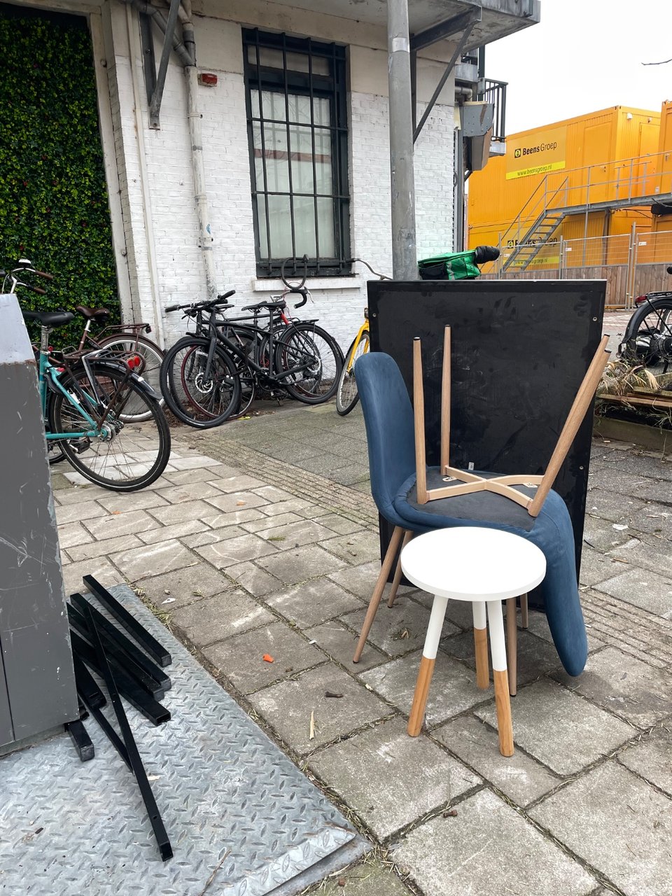 Grappig krukje en twee stoelen. Zien er prima uit