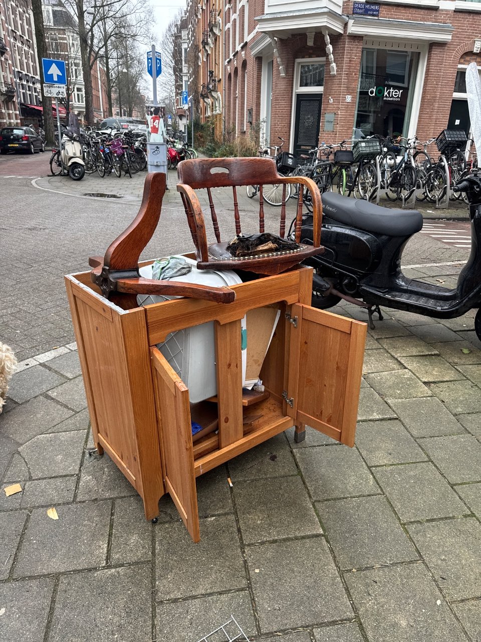 Badkamer meubel, vintage stoel met schade